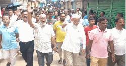 নরসিংদী বাজারে চাঁদাবাজি বন্ধের দাবিতে ব্যবসায়ীদের বিক্ষোভ সমাবেশ