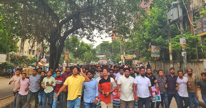 বিক্ষোভ মিছিলটি বিশ্ববিদ্যালয়ের কাঁঠালতলা থেকে শুরু হয়ে পুরো ক্যাম্পাস ঘুরে রায়সাব বাজার মোড় পর্যন্ত যায়।