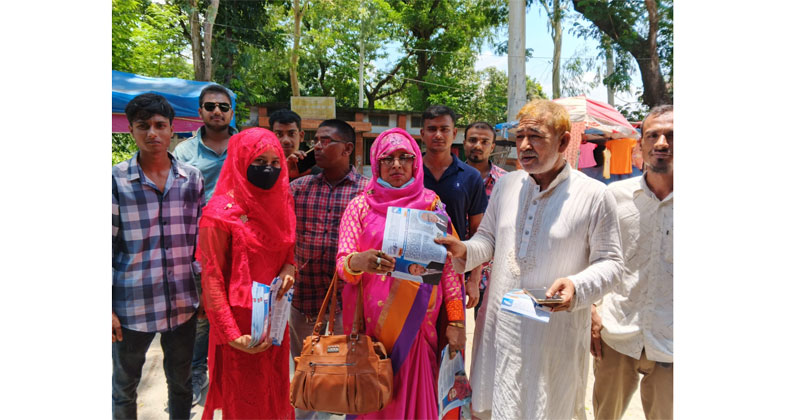 বিভিন্ন স্থানে সাধারণ মানুষের মধ্যে তিনি আলোচনার কেন্দ্রবিন্দুতে পরিণত হয়েছেন।