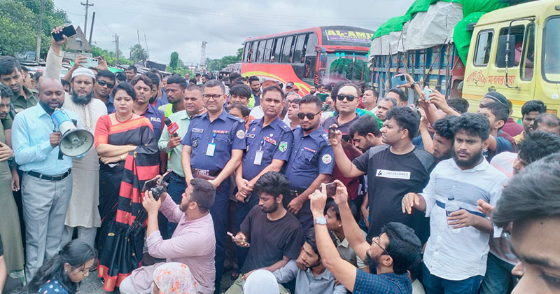 স্বাস্থ্য কর্মকর্তার অপসারণের দাবিতে গৌরনদীতে মহাসড়ক অবরোধ