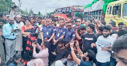 স্বাস্থ্য কর্মকর্তার অপসারণের দাবিতে গৌরনদীতে মহাসড়ক অবরোধ