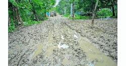 পাবনায় দেড় কিলোমিটার কাঁচা রাস্তার দুর্ভোগে ১০ গ্রামের মানুষ