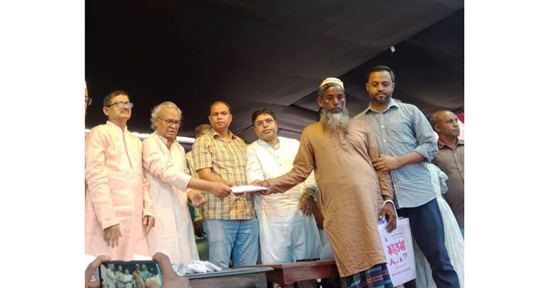শহীদ পরিবারগুলোর মাঝে বিএনপি’র ভারপ্রাপ্ত চেয়ারম্যানের পক্ষ থেকে আর্থিক সহায়তা তুলে দেন- দলের সিনিয়র যুগ্ম মহাসচিব অ্যাডভোকেট রুহুল কবির রিজভী