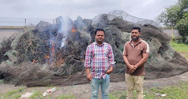 তিন শতাধিক চায়না দুয়ারী জাল জব্দ করে আগুনে পোড়ানো হয়