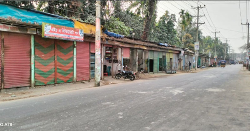 একটি প্রবহমান খাল দখল করে পৌরসভার মাল্টিপারপাস মার্কেট নির্মাণ করায় সৃষ্টি হয়েছে তীব্র জলাবদ্ধতা
