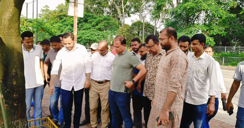 ‘আমরা বিএনপি পরিবারে’র আহ্বায়ক আতিকুর রহমান রুমন শহীদ জিয়ার মাজার কমপ্লেক্স এলাকায় পরিষ্কার-পরিচ্ছন্নতার বিষয়ে স্বেচ্ছাসেবকদের বিভিন্ন দিকনির্দেশনা দেন।