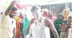 স্ত্রীকে তালাক দিয়ে দুধ দিয়ে গোসল করলেন স্বামী