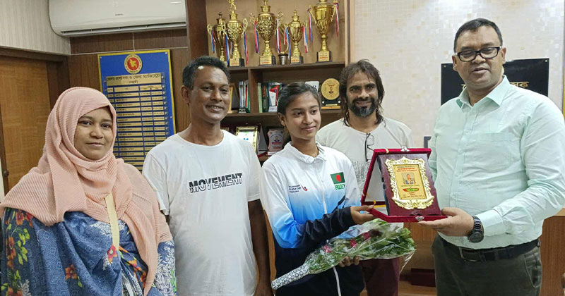 ব্রোঞ্জ পদক জয়ী হকি দলের খেলোয়ার তিশাকে নওগাঁয় সংবর্ধনা