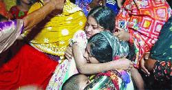 বাঁচল মেয়ে, খুঁজতে গিয়ে মায়ের মর্মান্তিক মৃত্যু