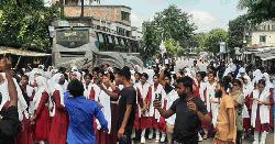 যশোরে বাসচাপায় স্কুলছাত্রী আহত, শিক্ষার্থীদের বিক্ষোভ