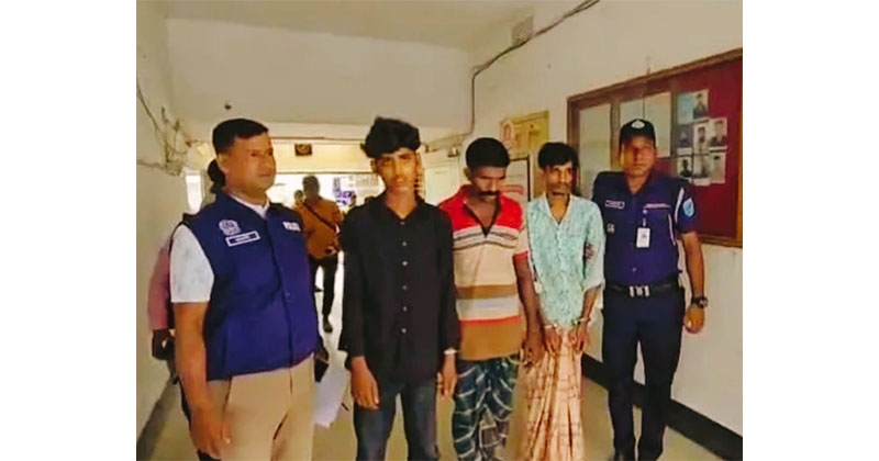 গ্রেপ্তার ৩