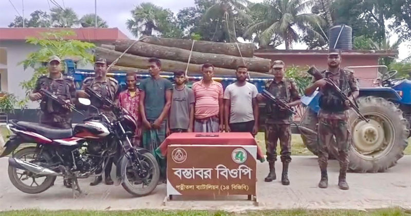পাচারকারীরা দীর্ঘদিন ধরে কাঠসহ বিভিন্ন পণ্য সীমান্ত পথে ভারতে পাচার করে আসছিল।