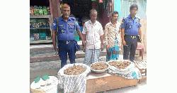 আড়াইহাজারে দেশীয় অস্ত্র ও মাদকসহ আটক ২