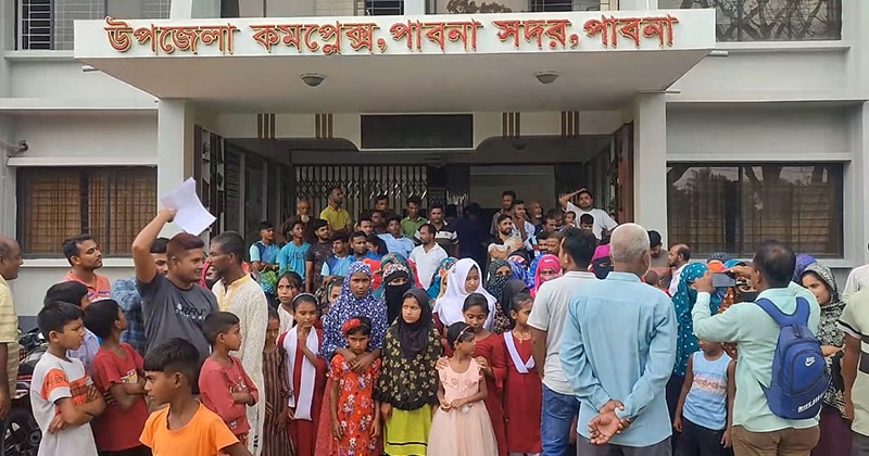 শাস্তির দাবিতে বিক্ষোভ করেছে ভুক্তভোগী ও এলাকাবাসী