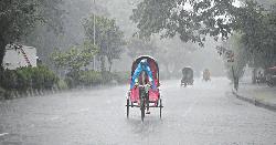 রাজধানীর মেঘলা আকাশে আজও বজ্রবৃষ্টির আভাস