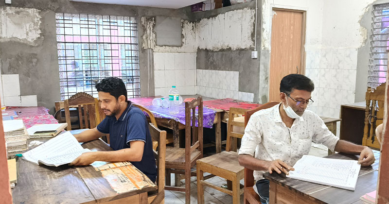 পাবলিক টয়লেট ভেঙে নকলনবিশ কার্যালয়