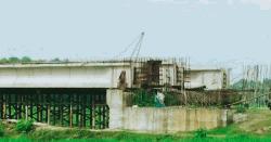 নিম্নমানের কাজের অভিযোগ, ঠিকাদারের পক্ষেই সাফাই এলজিইডি কর্মকর্তার
