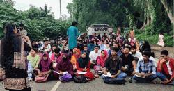 মহাসড়কে রবীন্দ্র বিশ্ববিদ্যালয়ের শিক্ষার্থীদের প্রতীকী পাঠদান