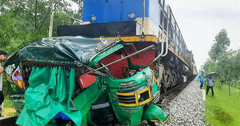 ট্রেন ঘটনাস্থলে আটকে রাখেন বিক্ষুব্ধ জনতা