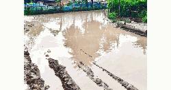 সামান্য বৃষ্টির পানিতে রাস্তার বেহাল