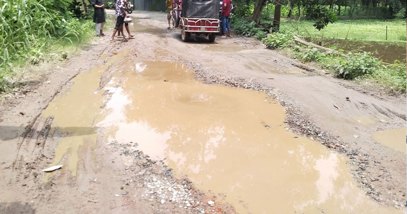 সড়ক অর্ধসমাপ্ত, ‘গায়েব’ ঠিকাদার