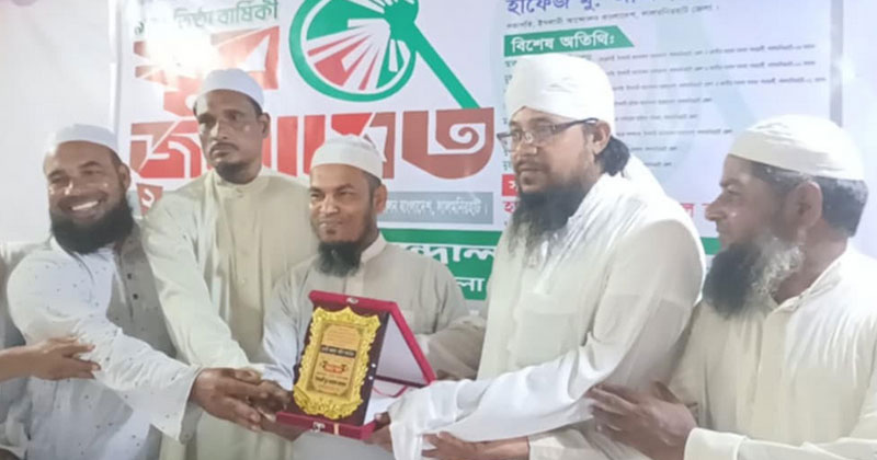 জুলাই বিপ্লব ও সময়োপযোগী বিভিন্ন ইস্যুতে তার বলিষ্ঠ লেখনী ও প্রতিবাদী ভূমিকা আগামী প্রজন্মের কাছে দৃষ্টান্তস্বরূপ আখ্যা দিয়ে তাকে এ সম্মাননায় ভূষিত করা হয়।