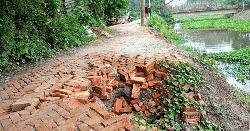 নির্মাণের মাস না পেরোতেই ধসে পড়ল সড়ক