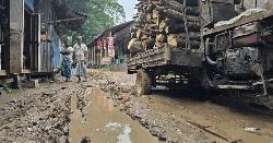 দুমকিতে এলজিইডি সড়কে খানাখন্দ, যান চলাচলে চরম দুর্ভোগ