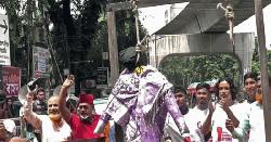 ‘জনতার আদালতে’ প্রকাশ্যে শেখ হাসিনার প্রতীকী ফাঁসি কার্যকর