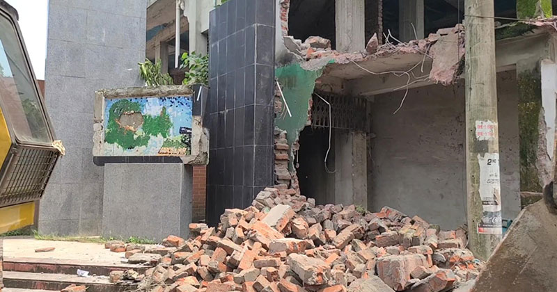 বেলকুচির সড়কে পাউবোর উচ্ছেদ অভিযান