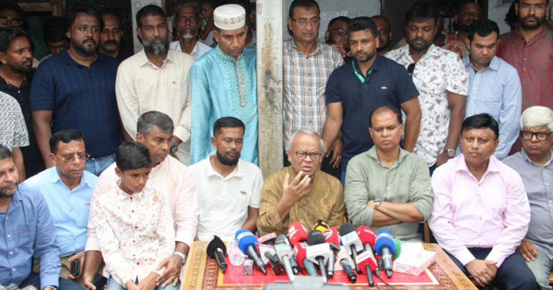 মাইলস্টোন স্কুলে বিমান বিধ্বস্তের ঘটনায় নিহত মাসুমা বেগমের পরিবার সাথে সাক্ষাৎ করেন তিনি।