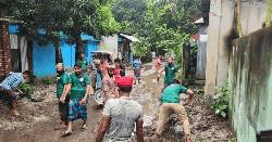 গজারিয়ায় বেহাল গ্রামীণ রাস্তা স্বেচ্ছাশ্রমে সংস্কার করছে যুবসমাজ