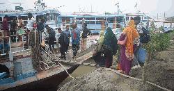পাটুরিয়ায় পন্টুনবিহীন কাঁচা ঘাটে লঞ্চ চলাচল, যাত্রীদের জীবনে ঝুঁকি