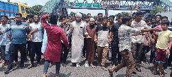 গজারিয়ায় এসডি খান সড়ক সংস্কার ও সারাফাত হত্যার বিচারের দাবিতে মানববন্ধন 