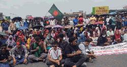 সিরাজগঞ্জে রবীন্দ্র বিশ্ববিদ্যালয়ের শিক্ষার্থীদের বিক্ষোভ, ঢাকা-উত্তরবঙ্গ যোগাযোগ বন্ধ
