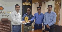 কৃষি উন্নয়নে বিশেষ অবদান রাখায় সাংবাদিককে সম্মাননা স্মারক প্রদান