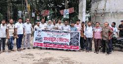 রৌমারীতে সাংবাদিক তুহিন হত্যার প্রতিবাদে মানববন্ধন