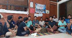 মাকসু প্রতিষ্ঠার দাবিতে অনশন, ২৪ ঘণ্টা পেরোলেও নেই সমাধান