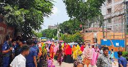 আশুলিয়ায় বকেয়া বেতন পরিশোধের দাবিতে অবরোধ