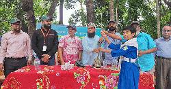 শিক্ষার্থীদের হাতে ফলজ-বনজ চারা তুলে দিল ‘প্রকৃতি ও জীবন ক্লাব’