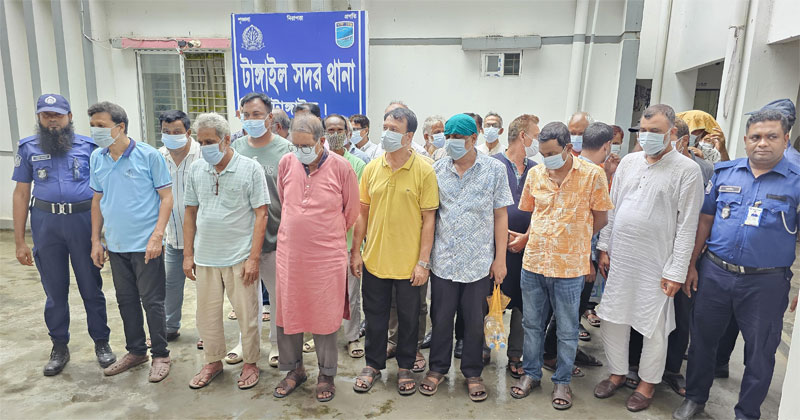 ভিক্টোরিয়া রোডের শতাব্দী ক্লাবে ও ফ্রেন্ডস ক্লাবে এ অভিযান পরিচালনা করা হয়।