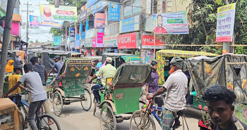 কালে ক্লাস শুরুর সময়, দুপুরে ছুটি এবং বিকেলের ব্যস্ত সময়ে যানজট চরমে পৌঁছে যায়।