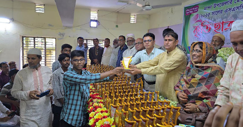বেলা ১১টার দিকে মান্দা থানা আদর্শ বালিকা বিদ্যালয় ও কলেজের হলরুমে এ সংবর্ধনার আয়োজন করা হয়