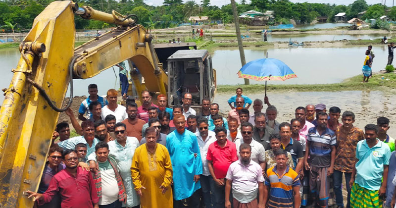 পাইকগাছার চাঁদখালীতে ৩টি স্লুইস গেটের খাল খননের উদ্বোধন 