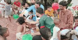 খালেদা জিয়ার জন্মদিনে পথশিশুদের মাঝে ছাত্রদল নেতার খাবার বিতরণ
