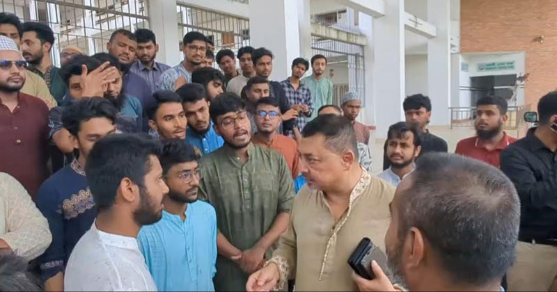 শিক্ষার্থীরা বিক্ষোভ-মিছিল নিয়ে যবিপ্রবির কেন্দ্রীয় মসজিদের সামনের প্রধান সড়ক থেকে প্রশাসনিক ভবনে যায়।