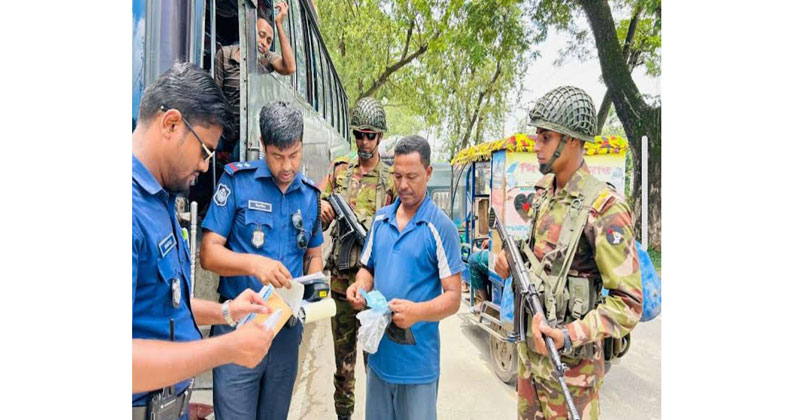 এ সময় ট্রাফিক আইন লঙ্ঘন করার ৩২ মামলায় ১ লাখ ৭৫ হাজার টাকা জরিমানা করা হয়।
