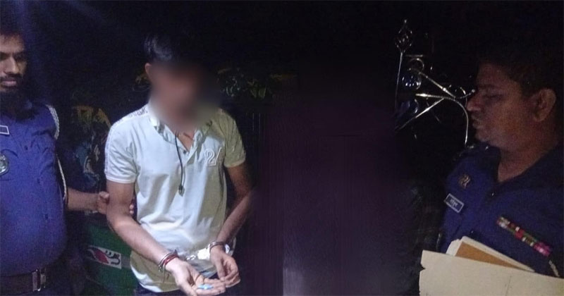 এ সময় তার ব্যবহৃত নীল রঙের ফেজার মোটর সাইকেল জব্দ করা হয়। 