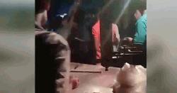 চোর সন্দেহে যুবককে উল্টো ঝুলিয়ে পেটাল এলাকাবাসী, ভিডিও ভাইরাল  