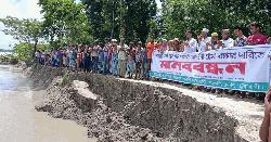 দুমকিতে পায়রা নদীর ভাঙ্গন রোধে এলাকাবাসীর মানববন্ধন